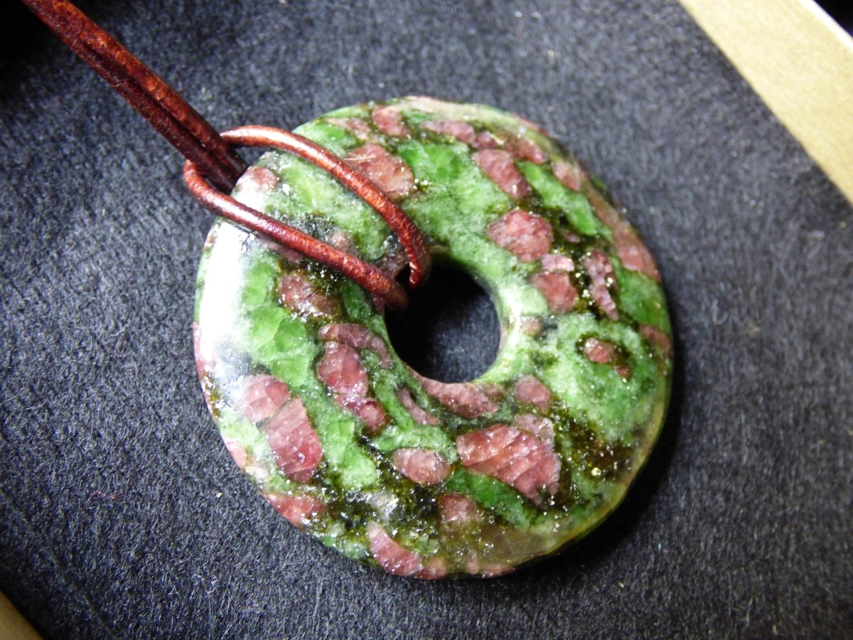 Granat - Pyroxenit 40mm *Rarität* ~ Donut ~ Edelstein Kette ~HIPPIE ~GOA ~Boho ~Tibet ~Ethno ~Nature ~Donut ~Schutzsymbol ~Heilstein - Art of Nature Berlin