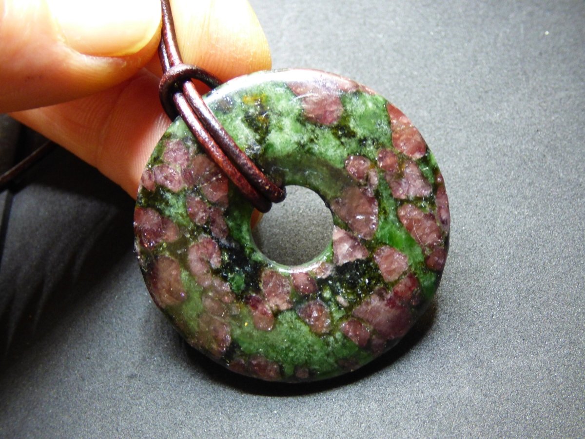 Granat - Pyroxenit 40mm *Rarität* ~ Donut ~ Edelstein Kette ~HIPPIE ~GOA ~Boho ~Tibet ~Ethno ~Nature ~Donut ~Schutzsymbol ~Heilstein - Art of Nature Berlin