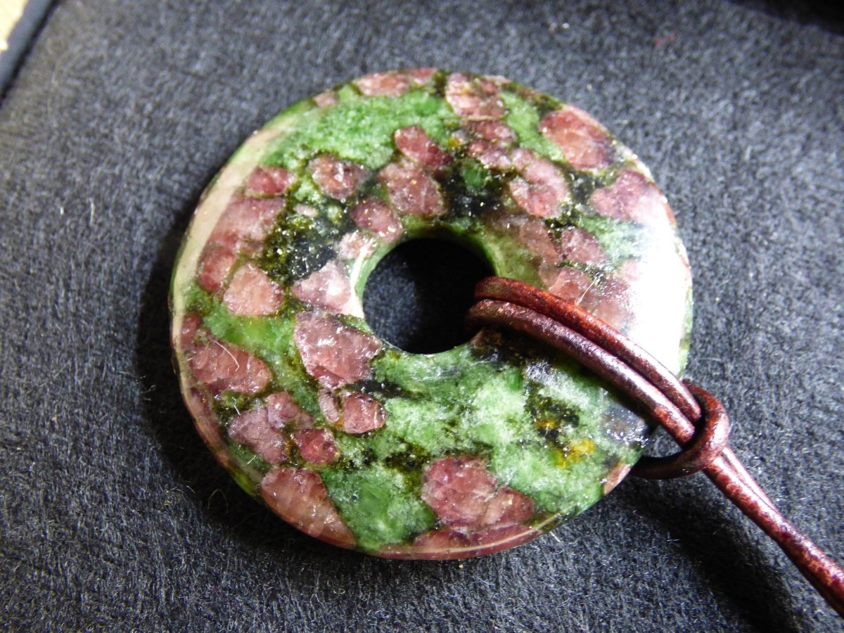 Granat - Pyroxenit 40mm *Rarität* ~ Donut ~ Edelstein Kette ~HIPPIE ~GOA ~Boho ~Tibet ~Ethno ~Nature ~Donut ~Schutzsymbol ~Heilstein - Art of Nature Berlin