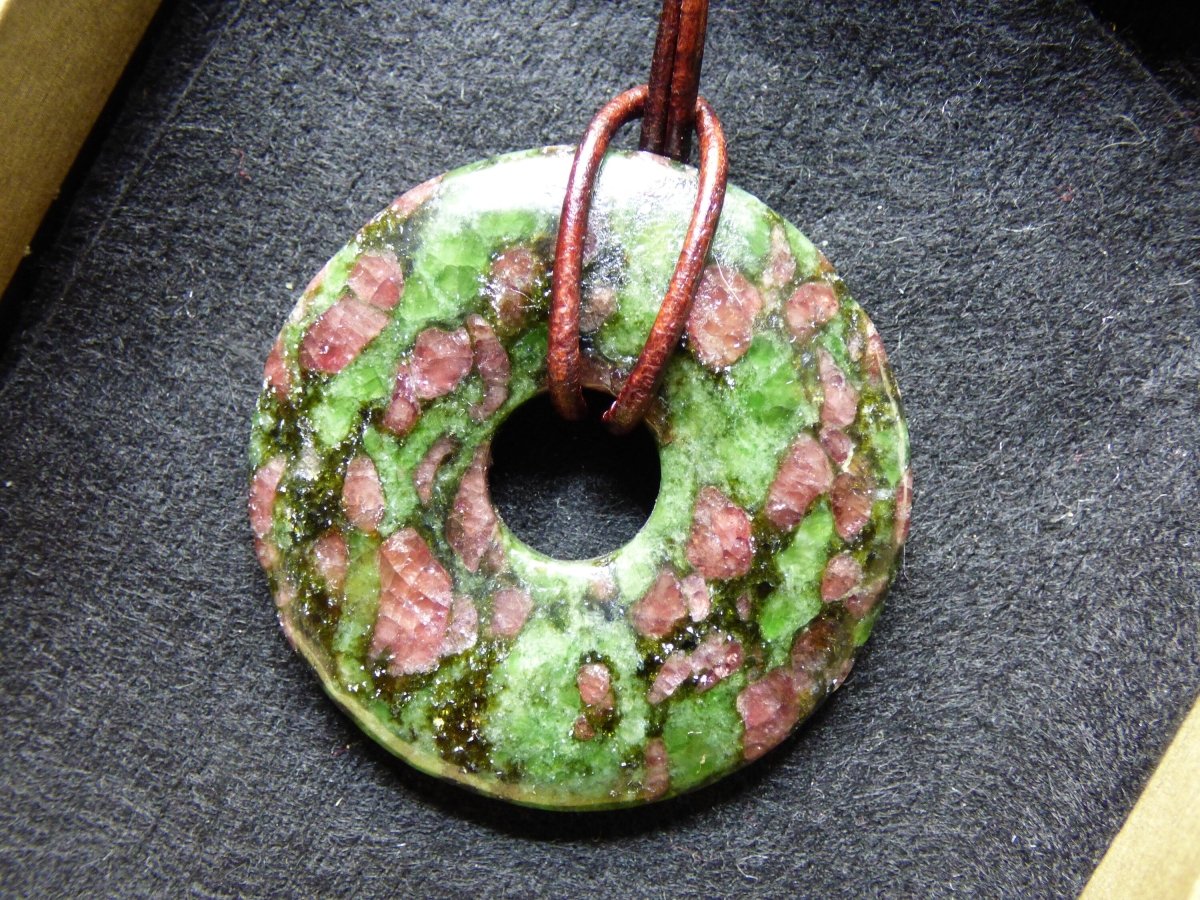 Granat - Pyroxenit 40mm *Rarität* ~ Donut ~ Edelstein Kette ~HIPPIE ~GOA ~Boho ~Tibet ~Ethno ~Nature ~Donut ~Schutzsymbol ~Heilstein - Art of Nature Berlin