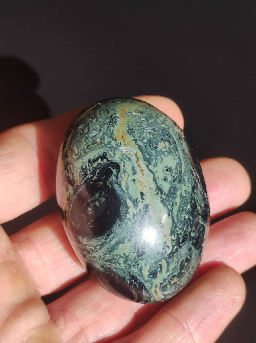 Großer Kabamba Rhyolith Nebula Stein grün Natur Handschmeichler Edelstein Heilstein Kristall Deko Wohnen Energie Chakra Kraft Universum - Art of Nature Berlin