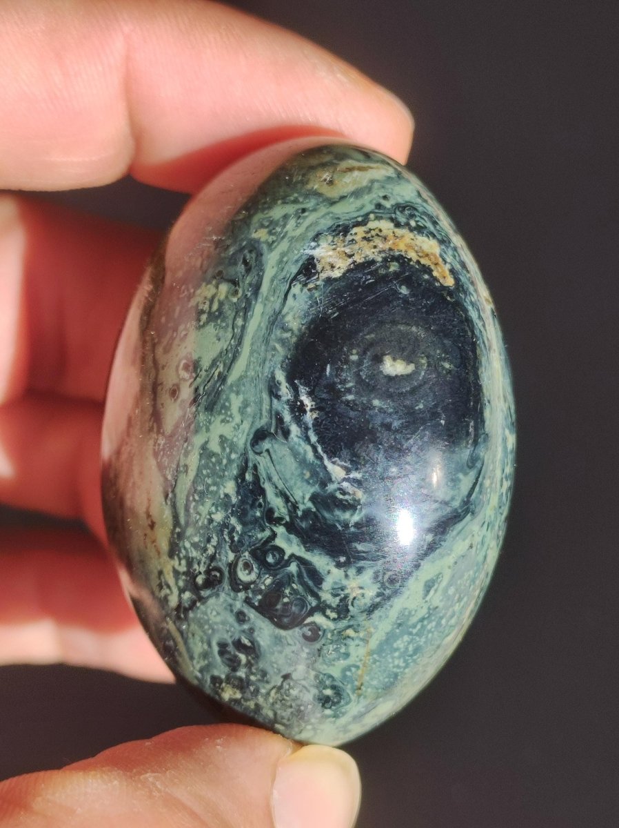 Großer Kabamba Rhyolith Nebula Stein grün Natur Handschmeichler Edelstein Heilstein Kristall Deko Wohnen Energie Chakra Kraft Universum - Art of Nature Berlin