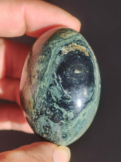 Großer Kabamba Rhyolith Nebula Stein grün Natur Handschmeichler Edelstein Heilstein Kristall Deko Wohnen Energie Chakra Kraft Universum - Art of Nature Berlin