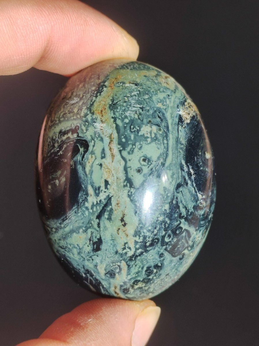 Großer Kabamba Rhyolith Nebula Stein grün Natur Handschmeichler Edelstein Heilstein Kristall Deko Wohnen Energie Chakra Kraft Universum - Art of Nature Berlin