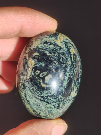 Großer Kabamba Rhyolith Nebula Stein grün Natur Handschmeichler Edelstein Heilstein Kristall Deko Wohnen Energie Chakra Kraft Universum - Art of Nature Berlin