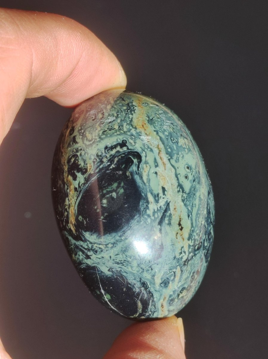 Großer Kabamba Rhyolith Nebula Stein grün Natur Handschmeichler Edelstein Heilstein Kristall Deko Wohnen Energie Chakra Kraft Universum - Art of Nature Berlin