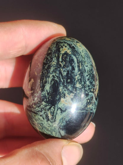 Großer Kabamba Rhyolith Nebula Stein grün Natur Handschmeichler Edelstein Heilstein Kristall Deko Wohnen Energie Chakra Kraft Universum - Art of Nature Berlin