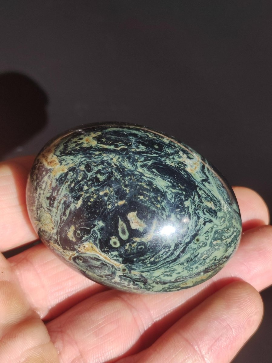 Großer Kabamba Rhyolith Nebula Stein grün Natur Handschmeichler Edelstein Heilstein Kristall Deko Wohnen Energie Chakra Kraft Universum - Art of Nature Berlin