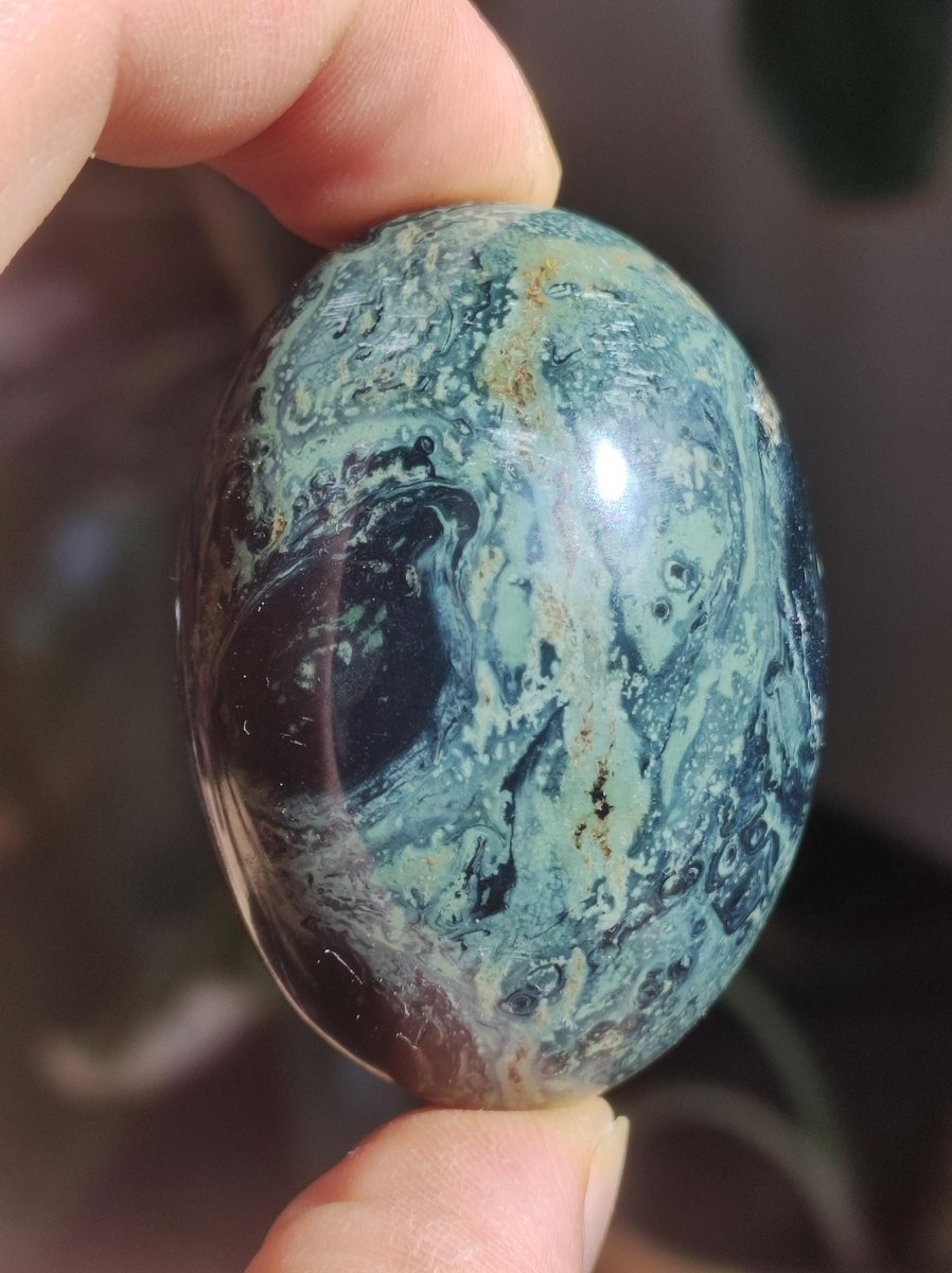 Großer Kabamba Rhyolith Nebula Stein grün Natur Handschmeichler Edelstein Heilstein Kristall Deko Wohnen Energie Chakra Kraft Universum - Art of Nature Berlin