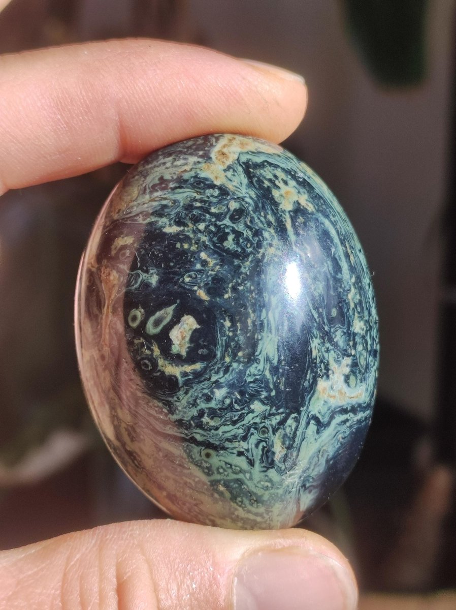 Großer Kabamba Rhyolith Nebula Stein grün Natur Handschmeichler Edelstein Heilstein Kristall Deko Wohnen Energie Chakra Kraft Universum - Art of Nature Berlin