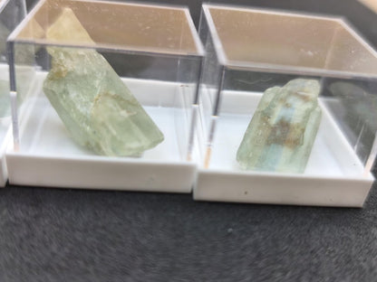 Grüner Cyanit Kristall 25–28 mm | Natürlicher Kyanit Rohstein | Disthen | Mineraliem Stufe Kristall Sammler roh Kristall Edelstein Deko - Art of Nature Berlin