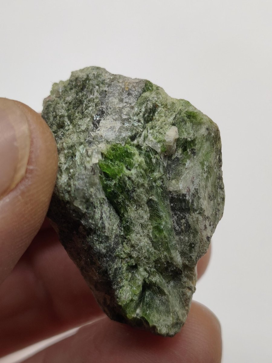 Grüner Diopsid Kristallstufe | Natürlicher Diopsid auf Matrix | 2 Unikate zur Wahl | Sammlermineral Russland Dekostück Sammler Geschenk - Art of Nature Berlin