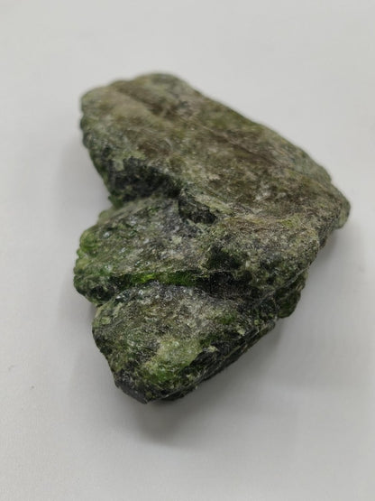 Grüner Diopsid Kristallstufe | Natürlicher Diopsid auf Matrix | 2 Unikate zur Wahl | Sammlermineral Russland Dekostück Sammler Geschenk - Art of Nature Berlin