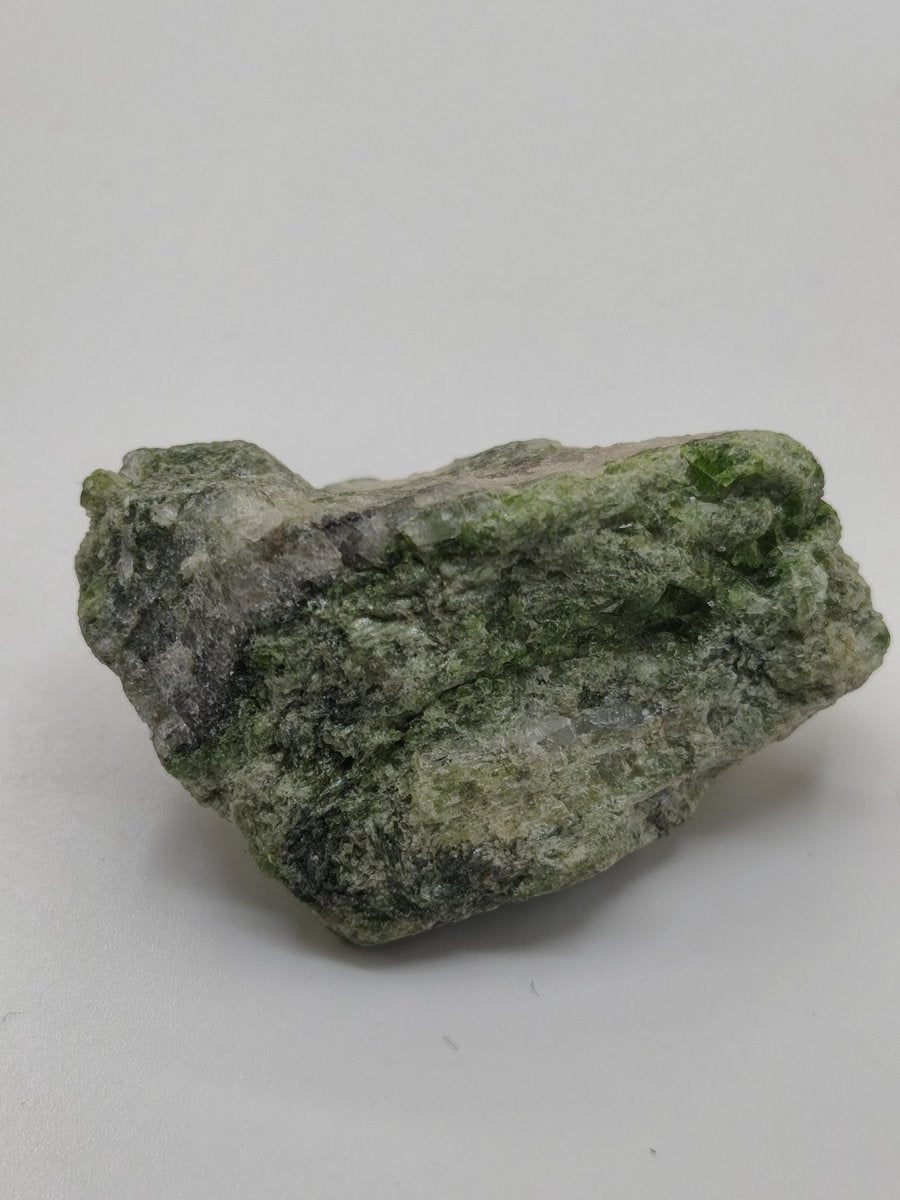 Grüner Diopsid Kristallstufe | Natürlicher Diopsid auf Matrix | 2 Unikate zur Wahl | Sammlermineral Russland Dekostück Sammler Geschenk - Art of Nature Berlin