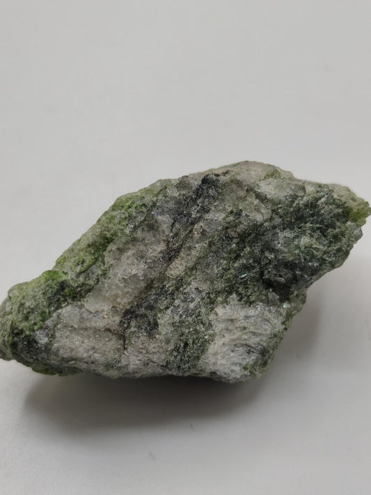 Grüner Diopsid Kristallstufe | Natürlicher Diopsid auf Matrix | 2 Unikate zur Wahl | Sammlermineral Russland Dekostück Sammler Geschenk - Art of Nature Berlin