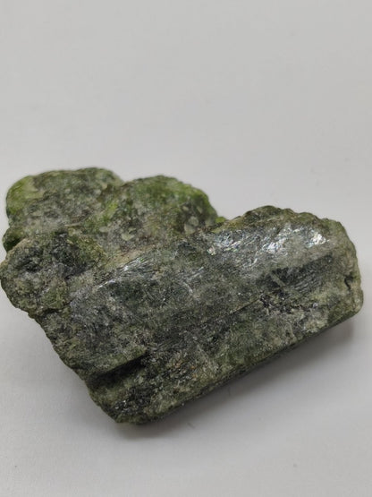 Grüner Diopsid Kristallstufe | Natürlicher Diopsid auf Matrix | 2 Unikate zur Wahl | Sammlermineral Russland Dekostück Sammler Geschenk - Art of Nature Berlin