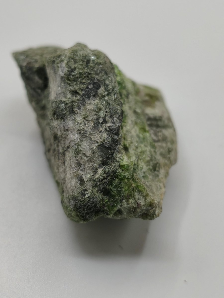 Grüner Diopsid Kristallstufe | Natürlicher Diopsid auf Matrix | 2 Unikate zur Wahl | Sammlermineral Russland Dekostück Sammler Geschenk - Art of Nature Berlin
