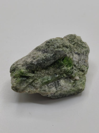 Grüner Diopsid Kristallstufe | Natürlicher Diopsid auf Matrix | 2 Unikate zur Wahl | Sammlermineral Russland Dekostück Sammler Geschenk - Art of Nature Berlin