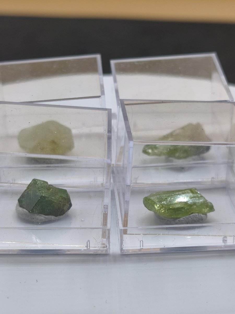 Grüner Diopsid Rohkristall aus Tansania – Natürliche Mineralkristalle – 4 Unikate zur Wahl roh Mineralien Kristalle Stufe Geschenk - Art of Nature Berlin