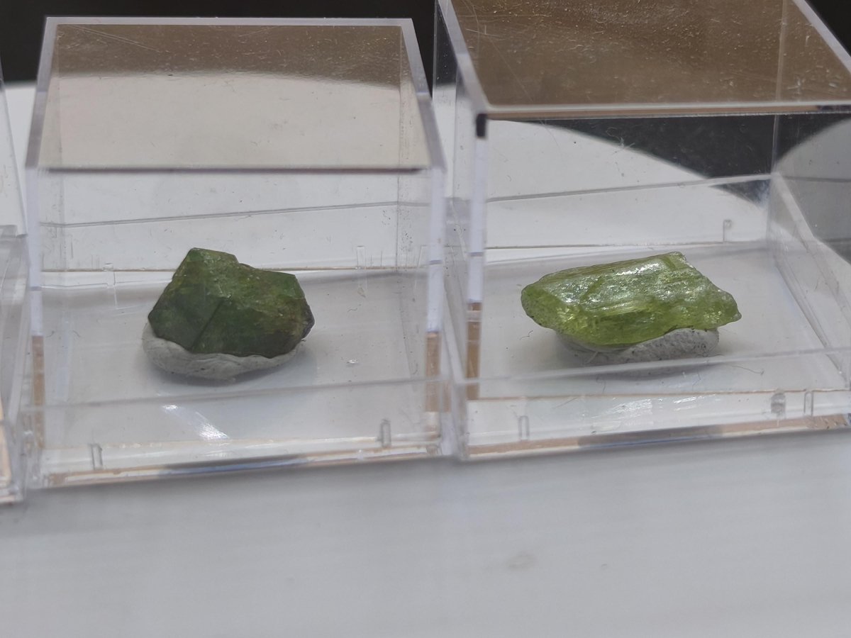 Grüner Diopsid Rohkristall aus Tansania – Natürliche Mineralkristalle – 4 Unikate zur Wahl roh Mineralien Kristalle Stufe Geschenk - Art of Nature Berlin