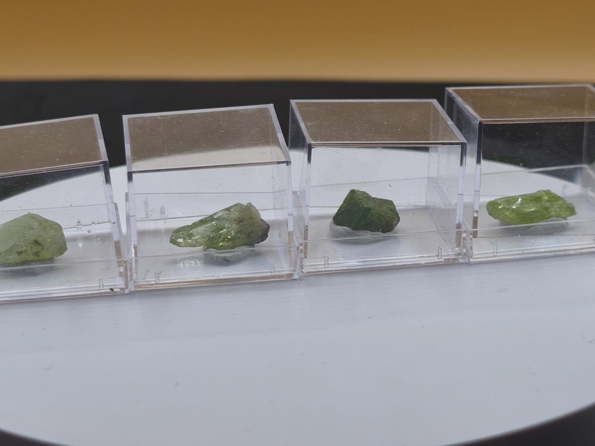 Grüner Diopsid Rohkristall aus Tansania – Natürliche Mineralkristalle – 4 Unikate zur Wahl roh Mineralien Kristalle Stufe Geschenk - Art of Nature Berlin