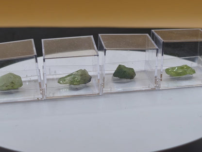 Grüner Diopsid Rohkristall aus Tansania – Natürliche Mineralkristalle – 4 Unikate zur Wahl roh Mineralien Kristalle Stufe Geschenk - Art of Nature Berlin