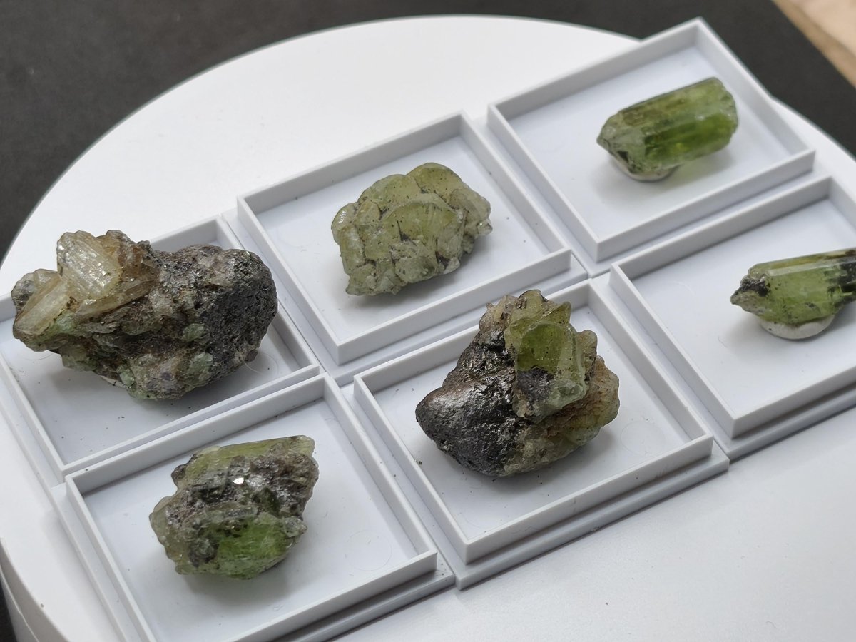 Grüner Diopsid Rohkristall aus Tansania – Natürliche Mineralkristalle – 6 Unikate zur Wahl roh Mineralien Kristalle Stufe Geschenk - Art of Nature Berlin