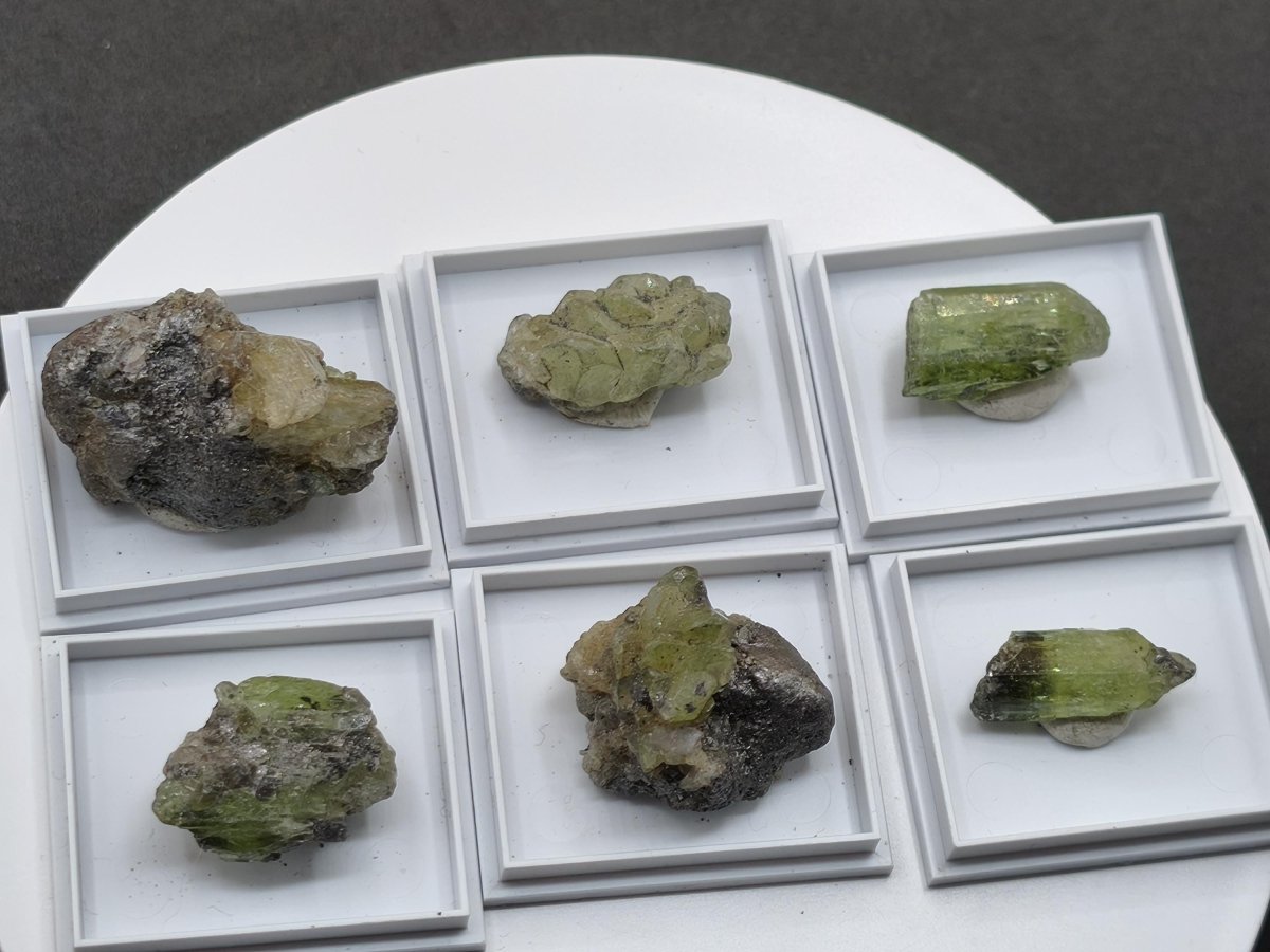 Grüner Diopsid Rohkristall aus Tansania – Natürliche Mineralkristalle – 6 Unikate zur Wahl roh Mineralien Kristalle Stufe Geschenk - Art of Nature Berlin