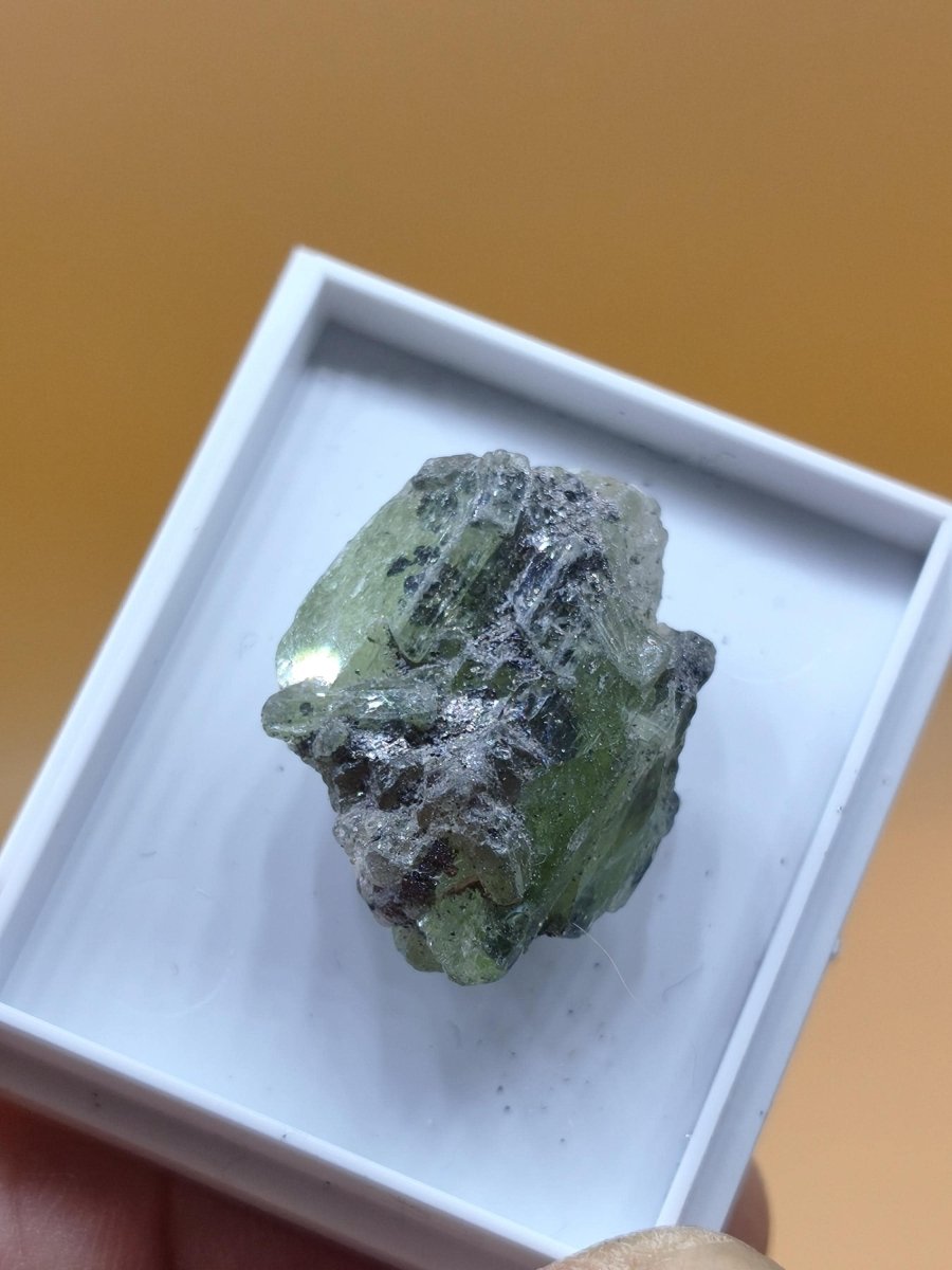 Grüner Diopsid Rohkristall aus Tansania – Natürliche Mineralkristalle – 6 Unikate zur Wahl roh Mineralien Kristalle Stufe Geschenk - Art of Nature Berlin