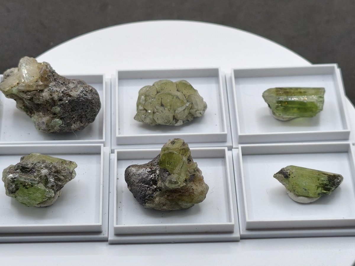 Grüner Diopsid Rohkristall aus Tansania – Natürliche Mineralkristalle – 6 Unikate zur Wahl roh Mineralien Kristalle Stufe Geschenk - Art of Nature Berlin