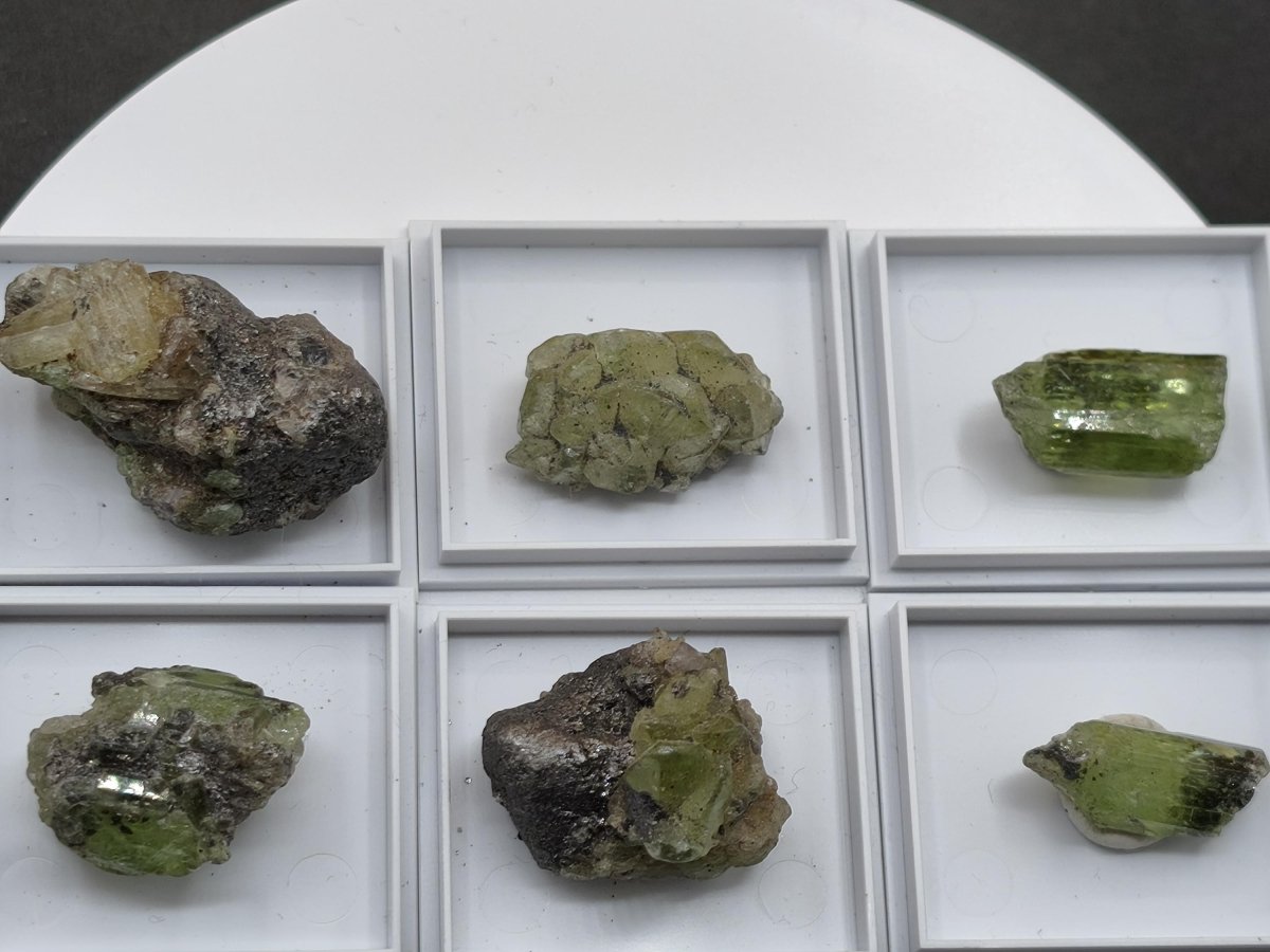 Grüner Diopsid Rohkristall aus Tansania – Natürliche Mineralkristalle – 6 Unikate zur Wahl roh Mineralien Kristalle Stufe Geschenk - Art of Nature Berlin