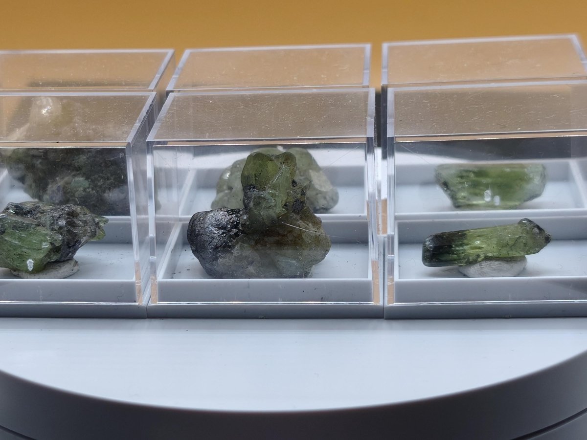 Grüner Diopsid Rohkristall aus Tansania – Natürliche Mineralkristalle – 6 Unikate zur Wahl roh Mineralien Kristalle Stufe Geschenk - Art of Nature Berlin