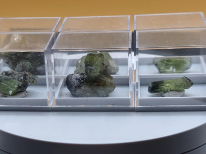 Grüner Diopsid Rohkristall aus Tansania – Natürliche Mineralkristalle – 6 Unikate zur Wahl roh Mineralien Kristalle Stufe Geschenk - Art of Nature Berlin