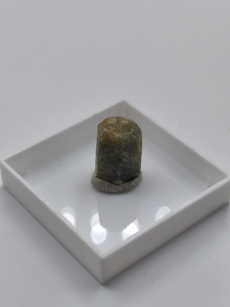 Grüner Saphir Rohkristall 7,5 ct | Natürlicher Korund Kristall Grüner Edelstein | Sammlermineral Unikat Sechseckiger Edelstein Rarität - Art of Nature Berlin