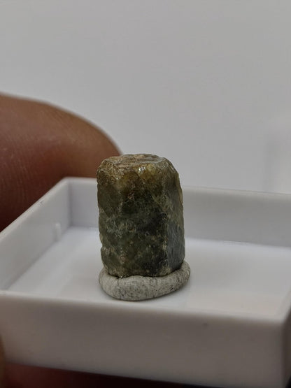 Grüner Saphir Rohkristall 7,5 ct | Natürlicher Korund Kristall Grüner Edelstein | Sammlermineral Unikat Sechseckiger Edelstein Rarität - Art of Nature Berlin
