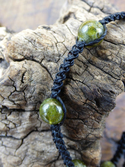 Grüner Granat Grossular ~ Edelstein Makramee Armband ~ GOA ~ Hippie ~Boho ~Ethno ~Indie ~Nature ~Heilstein - Art of Nature Berlin