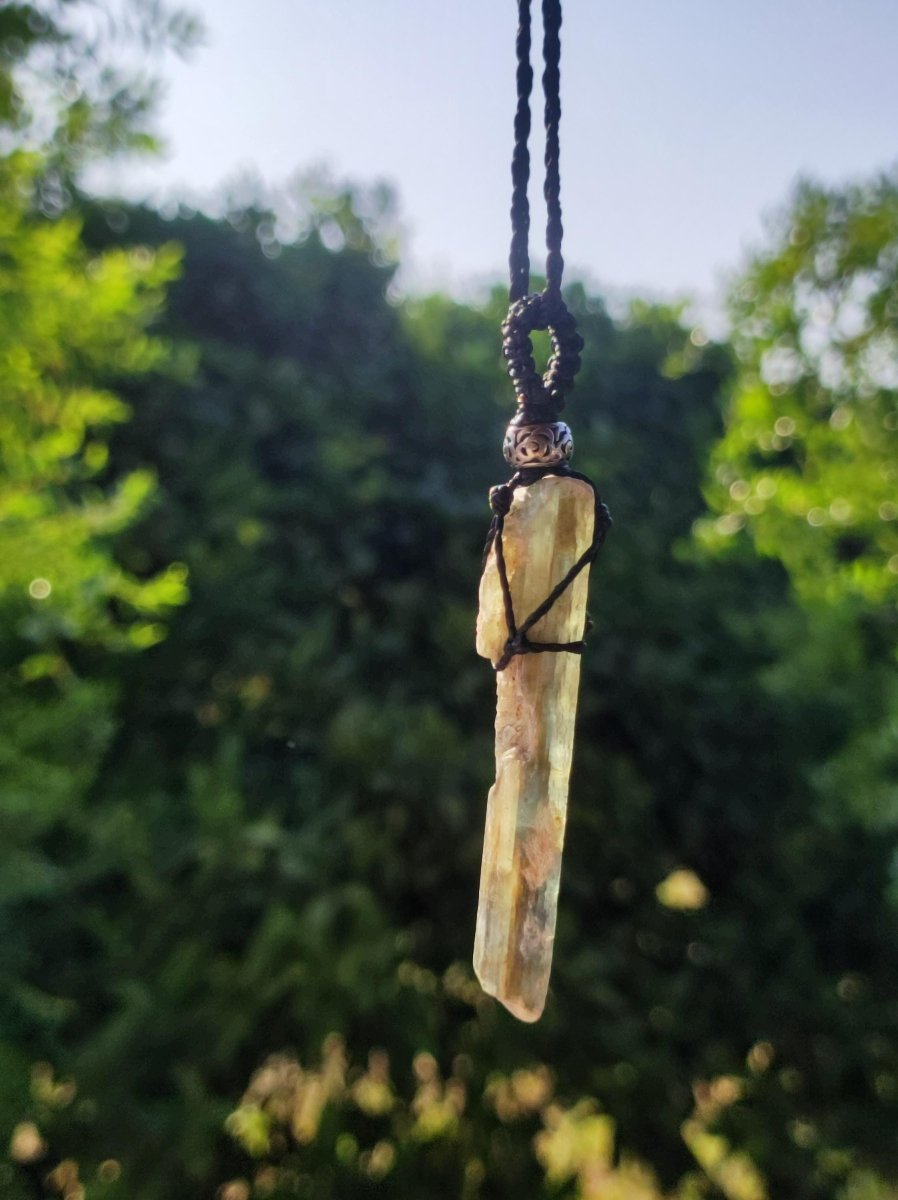 grüner Kyanit / Cyanit / Disthen / Sapparit - Makramee Edelstein Kette Natur grün Schutz Heilstein Kristall Mann Frau Er Sie Geschenk Freund - Art of Nature Berlin