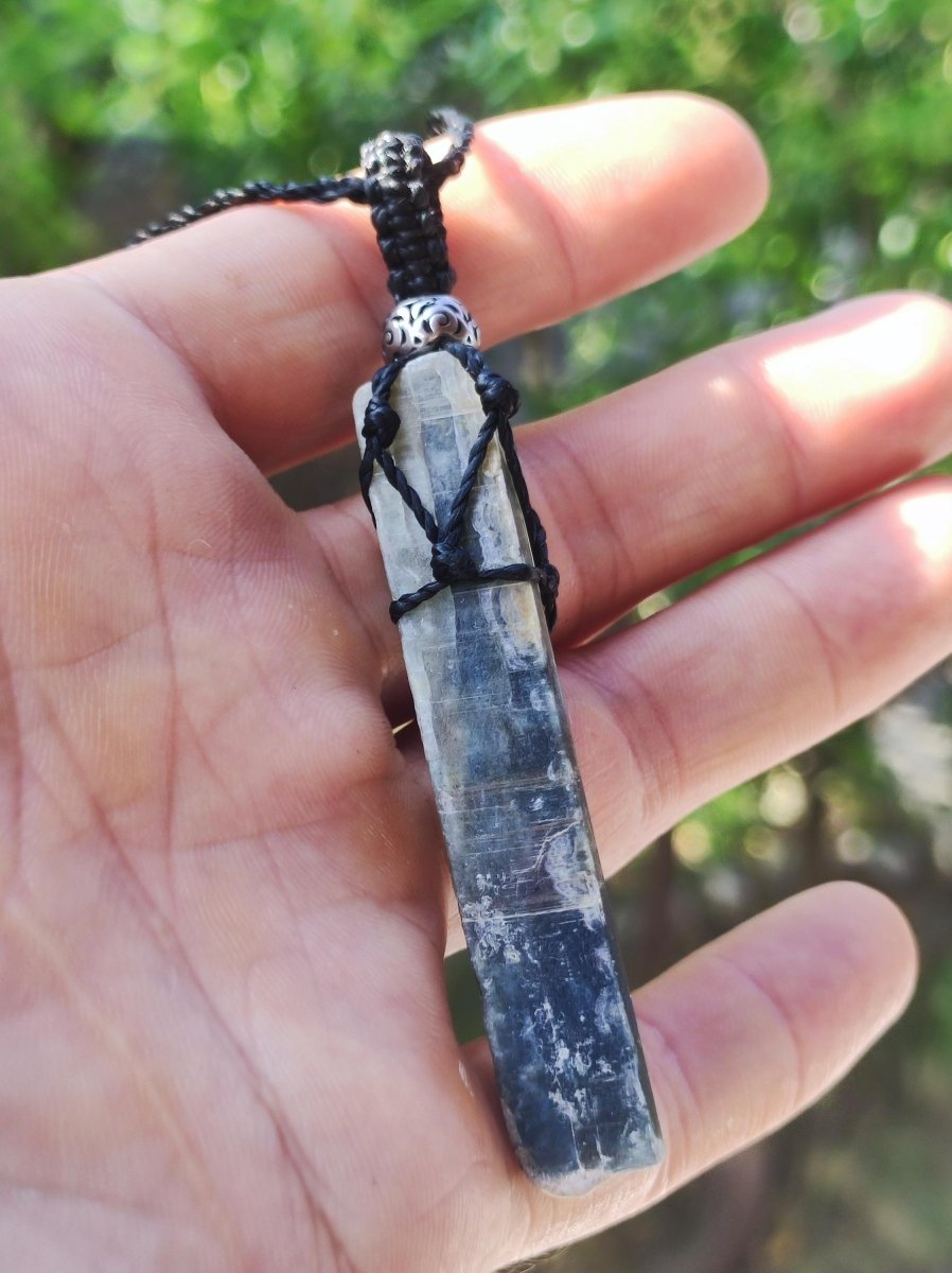 grüner Kyanit / Cyanit / Disthen / Sapparit - Makramee Edelstein Kette Natur grün Schutz Heilstein Kristall Mann Frau Er Sie Geschenk Freund - Art of Nature Berlin