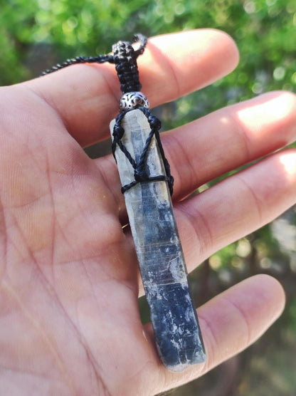 grüner Kyanit / Cyanit / Disthen / Sapparit - Makramee Edelstein Kette Natur grün Schutz Heilstein Kristall Mann Frau Er Sie Geschenk Freund - Art of Nature Berlin