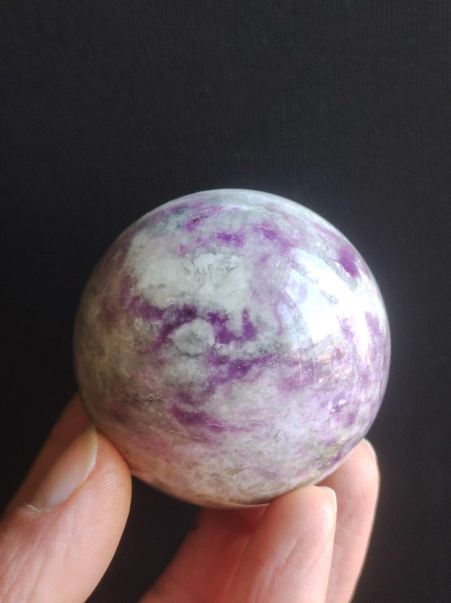 Hackmanit AAA *Rarität Edelstein Kugel Deko Sphere Kristall Haus Wohnen Meditation Heilstein Frau Mann Geschenk Er Sie Energie Kraft Sammler - Art of Nature Berlin