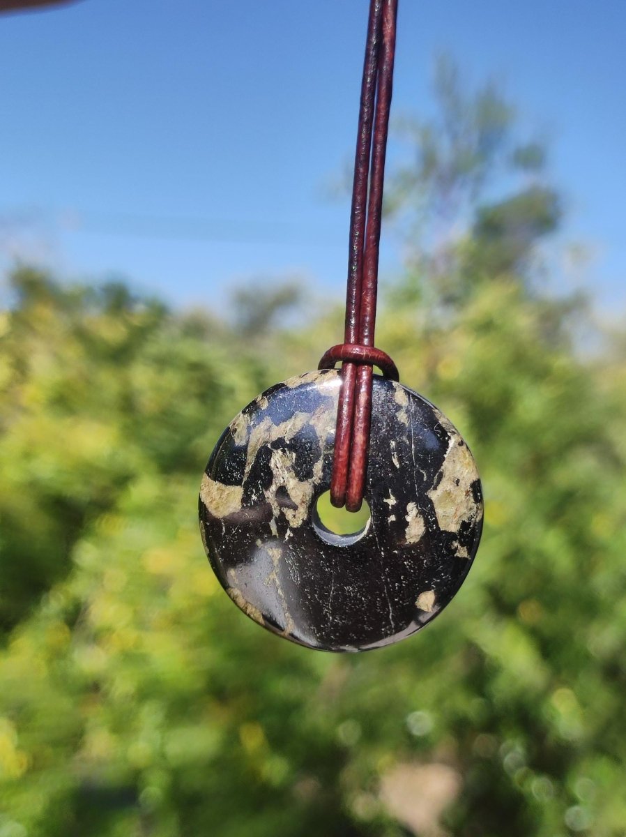 Hämatit Hematit Donut 30mm ~ Edelstein Kette HIPPIE GOA Ethno Natur Donut Schutzsymbol Heilstein Rarität natürlich Silber schimmernd grau - Art of Nature Berlin