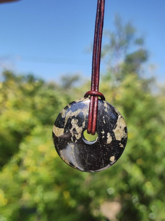 Hämatit Hematit Donut 30mm ~ Edelstein Kette HIPPIE GOA Ethno Natur Donut Schutzsymbol Heilstein Rarität natürlich Silber schimmernd grau - Art of Nature Berlin