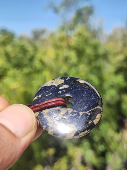 Hämatit Hematit Donut 30mm ~ Edelstein Kette HIPPIE GOA Ethno Natur Donut Schutzsymbol Heilstein Rarität natürlich Silber schimmernd grau - Art of Nature Berlin