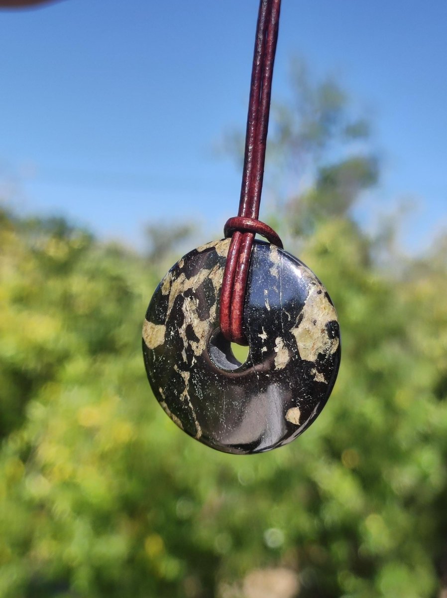 Hämatit Hematit Donut 30mm ~ Edelstein Kette HIPPIE GOA Ethno Natur Donut Schutzsymbol Heilstein Rarität natürlich Silber schimmernd grau - Art of Nature Berlin