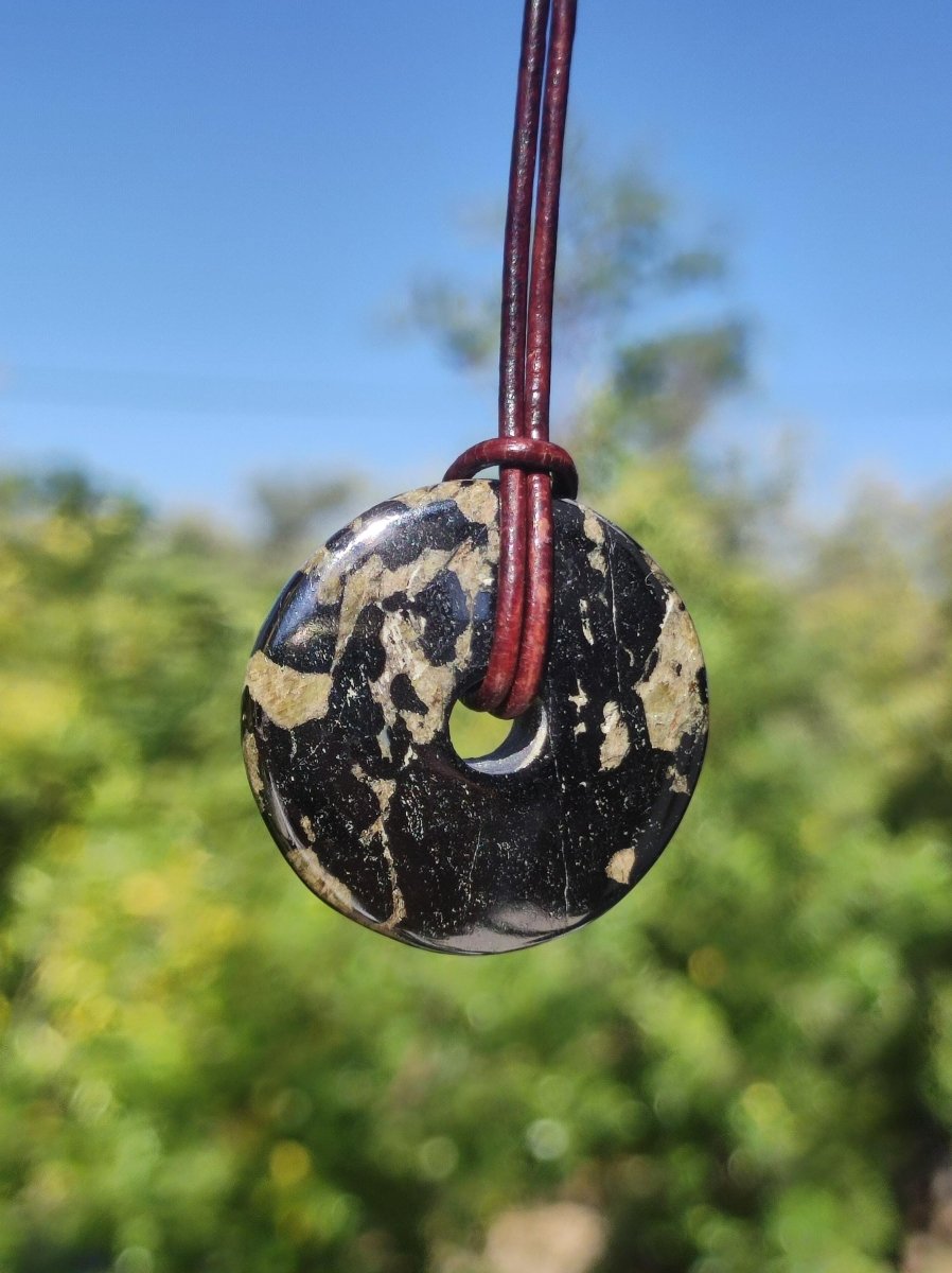 Hämatit Hematit Donut 30mm ~ Edelstein Kette HIPPIE GOA Ethno Natur Donut Schutzsymbol Heilstein Rarität natürlich Silber schimmernd grau - Art of Nature Berlin