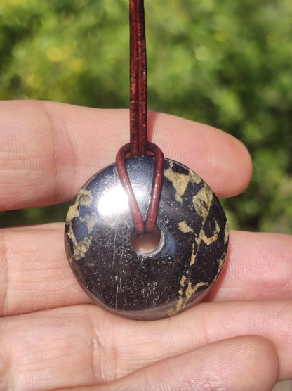 Hämatit Hematit Donut 30mm ~ Edelstein Kette HIPPIE GOA Ethno Natur Donut Schutzsymbol Heilstein Rarität natürlich Silber schimmernd grau - Art of Nature Berlin