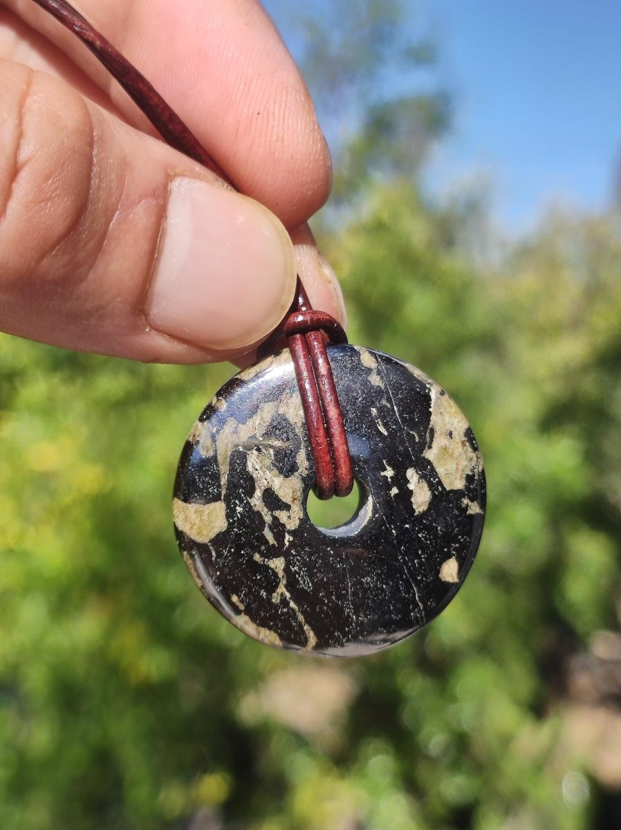 Hämatit Hematit Donut 30mm ~ Edelstein Kette HIPPIE GOA Ethno Natur Donut Schutzsymbol Heilstein Rarität natürlich Silber schimmernd grau - Art of Nature Berlin