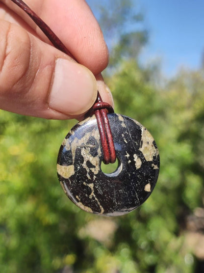 Hämatit Hematit Donut 30mm ~ Edelstein Kette HIPPIE GOA Ethno Natur Donut Schutzsymbol Heilstein Rarität natürlich Silber schimmernd grau - Art of Nature Berlin