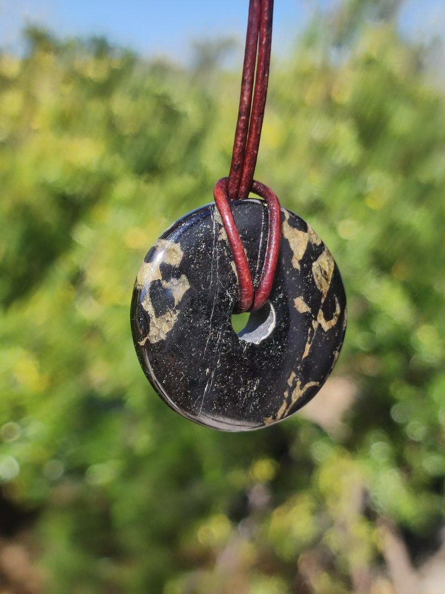 Hämatit Hematit Donut 30mm ~ Edelstein Kette HIPPIE GOA Ethno Natur Donut Schutzsymbol Heilstein Rarität natürlich Silber schimmernd grau - Art of Nature Berlin