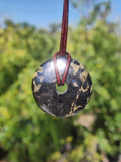 Hämatit Hematit Donut 30mm ~ Edelstein Kette HIPPIE GOA Ethno Natur Donut Schutzsymbol Heilstein Rarität natürlich Silber schimmernd grau - Art of Nature Berlin